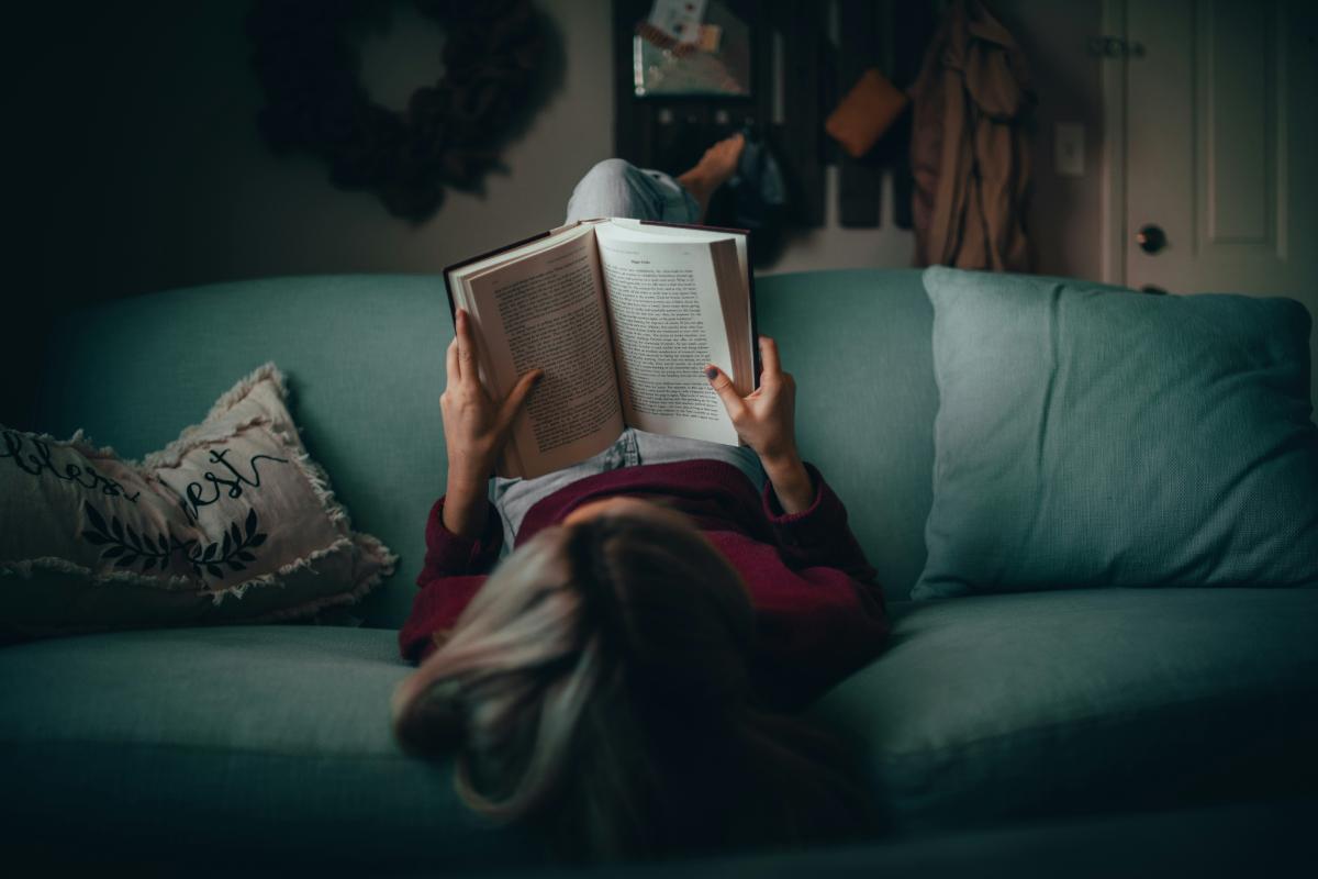 Persona leyendo en un sillón